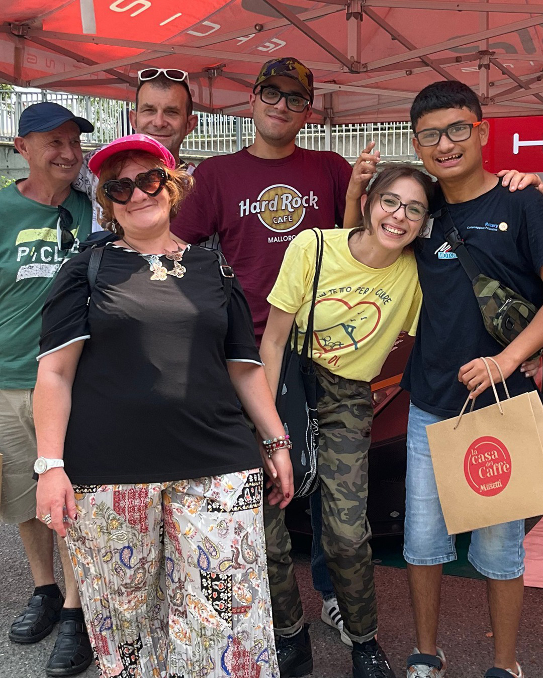 Tra gli ospiti di Afadi, Rebecca Montagnaro in maglietta gialla