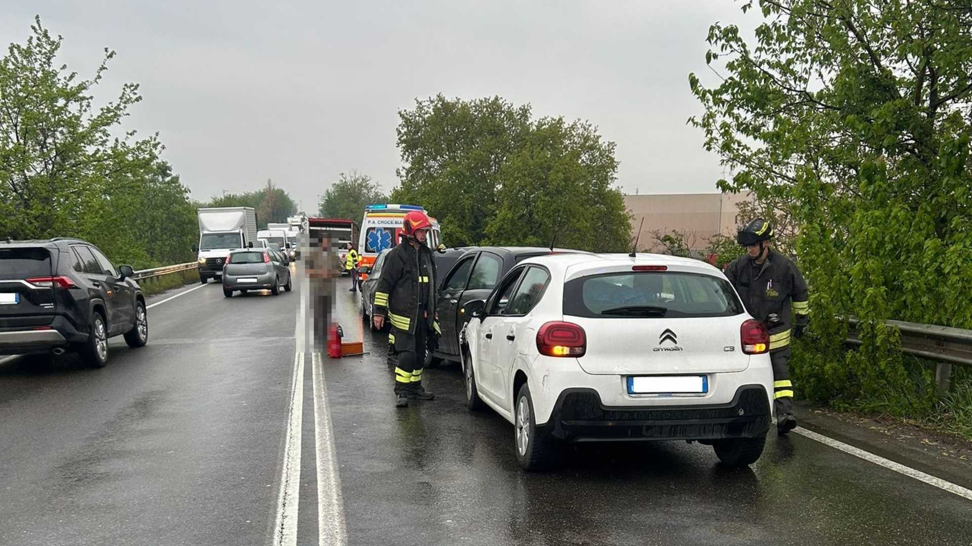 Tamponamento tra quattro auto in tangenziale, traffico in tilt