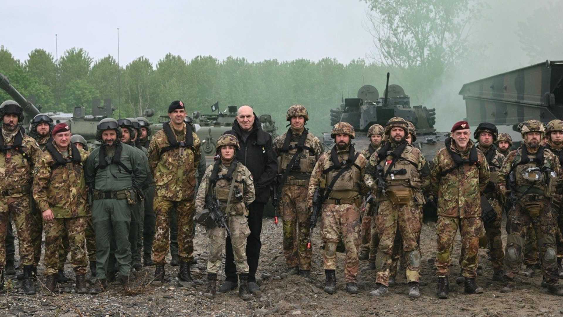 Il ministro Crosetto all'esercitazione dei Pontieri sul Po