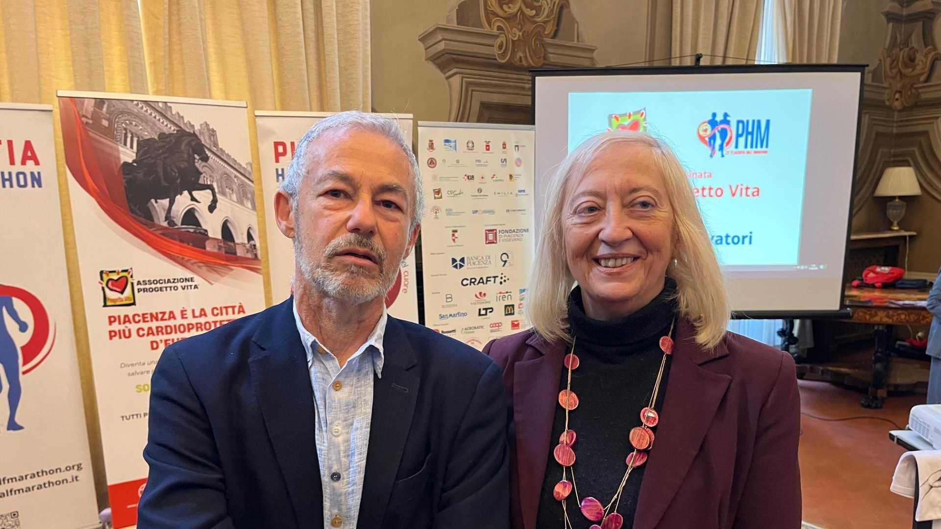 A sinistra, Gianluca Groppi: salvato un anno fa mentre giocava a Padel grazie al defibrillatore- © Libertà