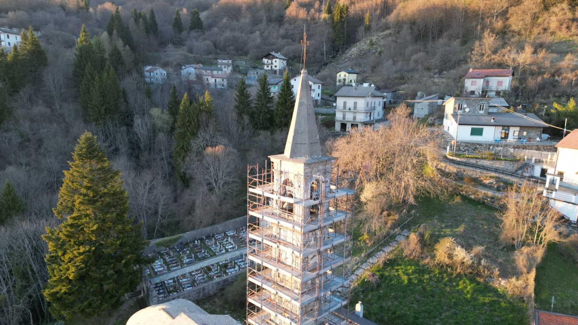 Torrio Valdaveto: il campanile della chiesa parrocchiale con i ponteggi per i lavori
