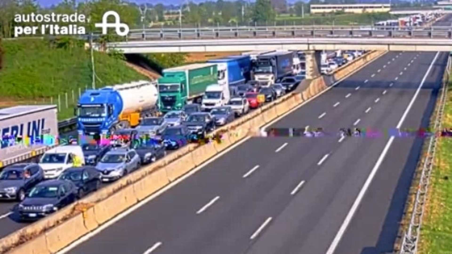 Si ribalta con il furgone in autostrada, elisoccorso a Cadeo