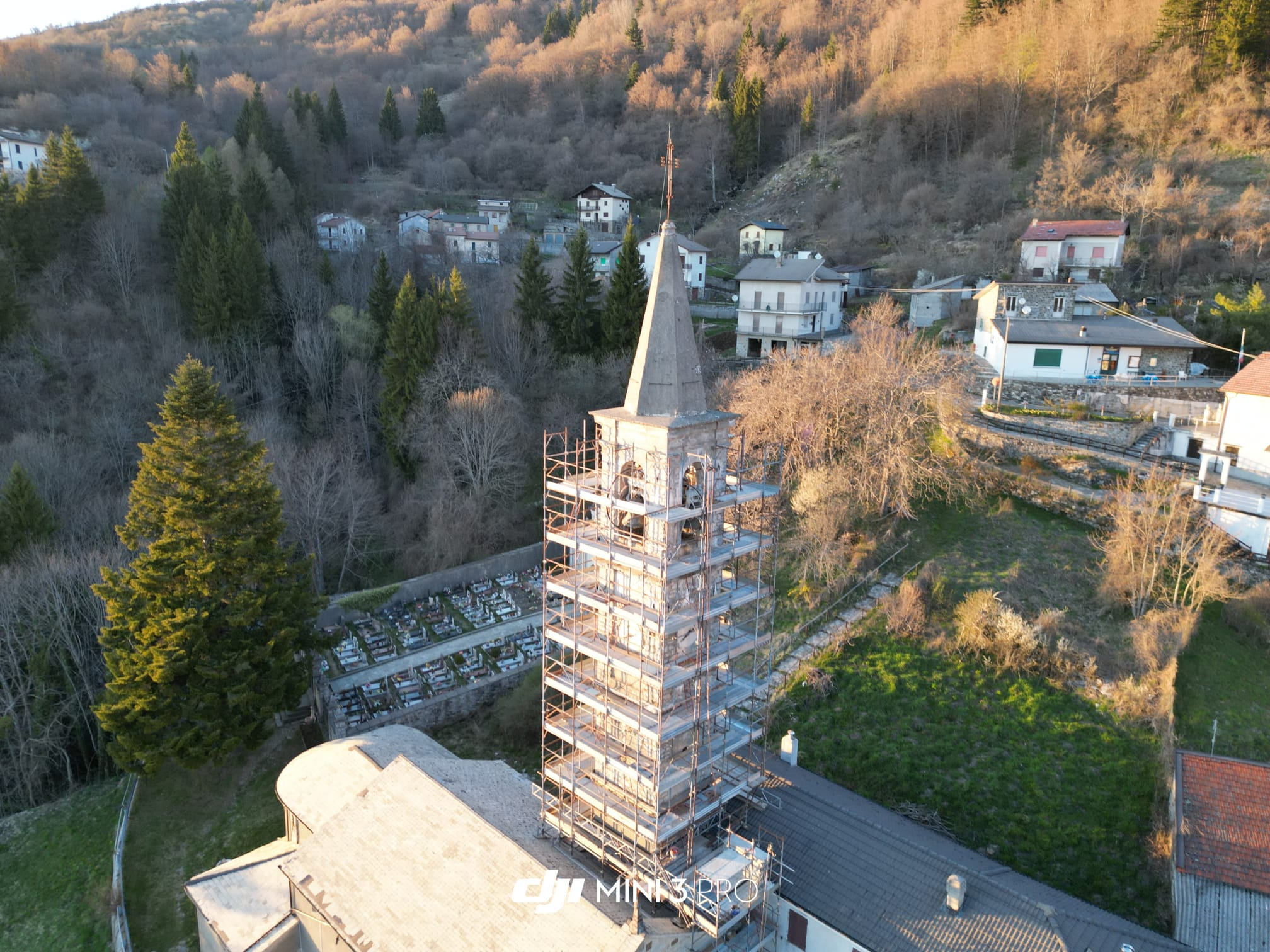 Torrio Valdaveto: il campanile della chiesa parrocchiale con i ponteggi per i lavori