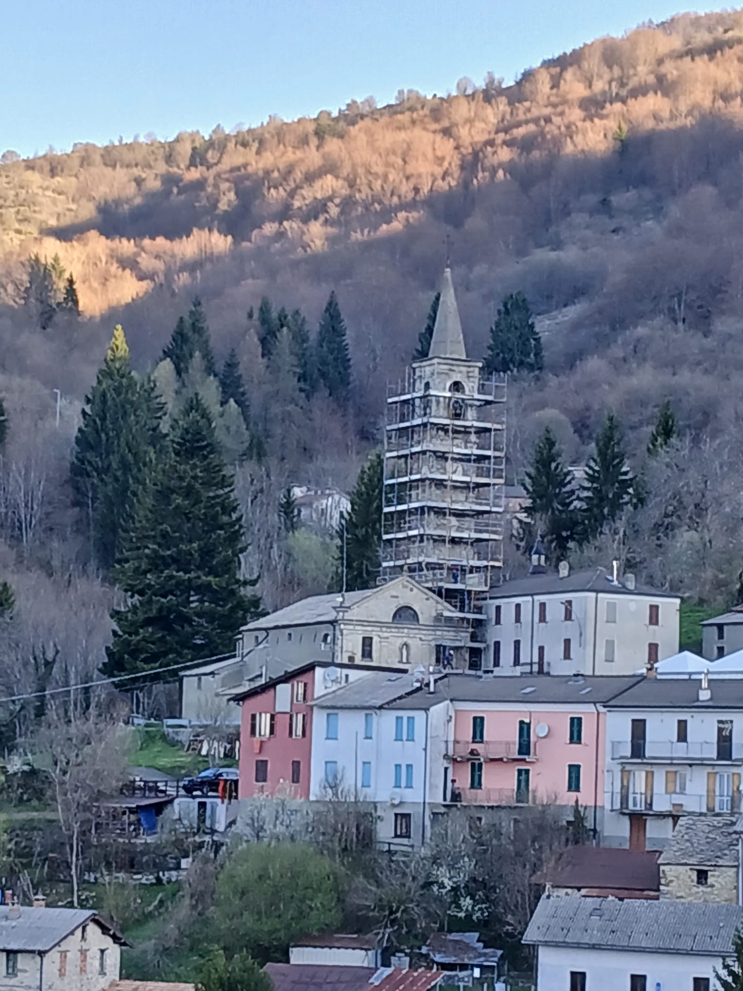 Torrio Valdaveto: il campanile della chiesa parrocchiale con i ponteggi per i lavori