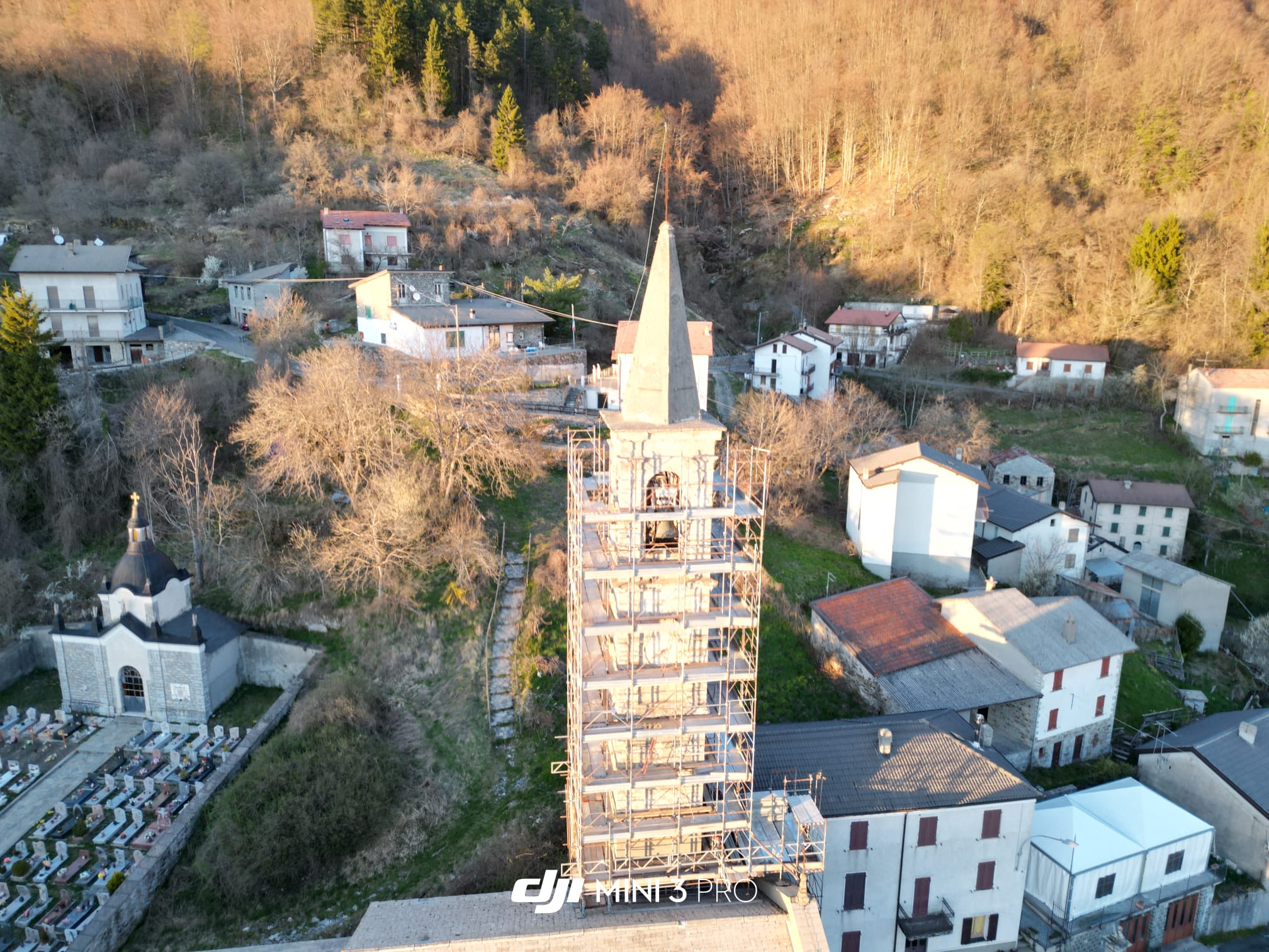Torrio Valdaveto: il campanile della chiesa parrocchiale con i ponteggi per i lavori