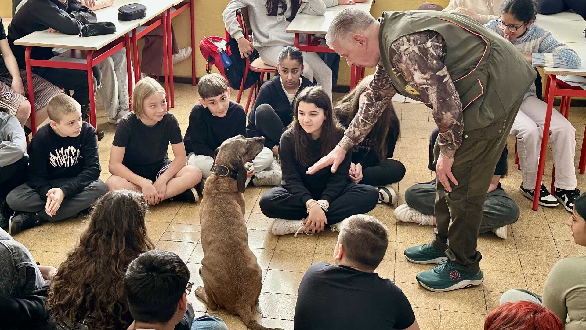 Il segugio Elan con Marco Parenti circondato dagli studenti - FOTO BRUSAMONTI