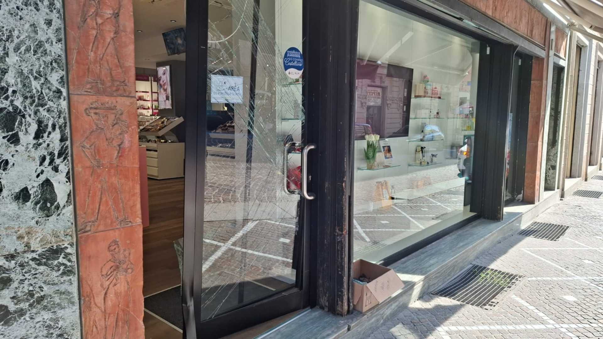 Spaccata e razzia di creme e profumi. Ladri in fuga e refurtiva abbandonata