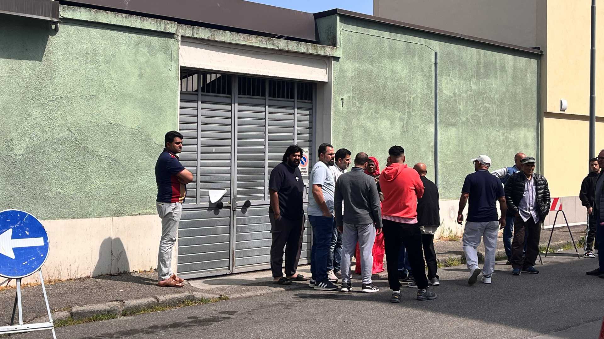 Alcuni cittadini giunti davanti al luogo di culto in via Mascaretti, chiuso - foto Lezoli