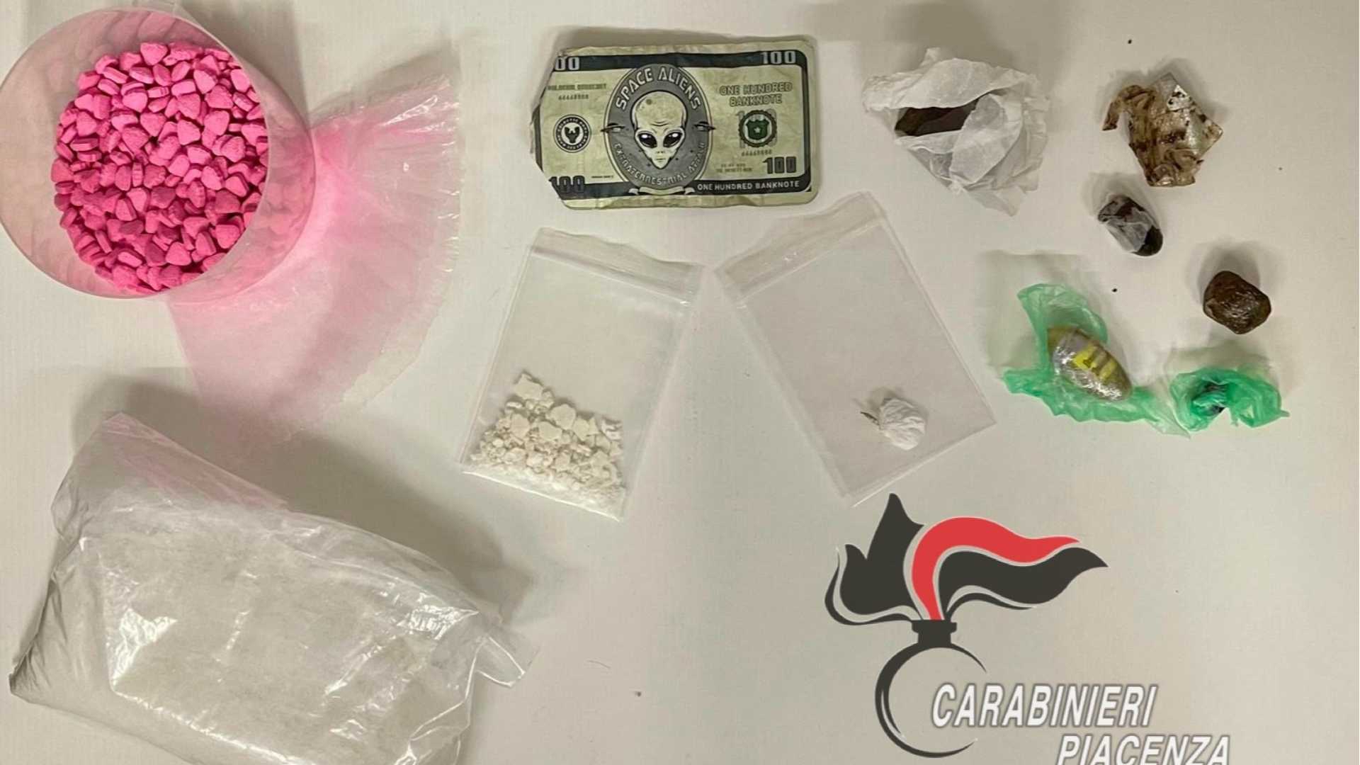 Ecstasy e ketamina, hashish e cocaina, in auto e a casa. Tre arresti