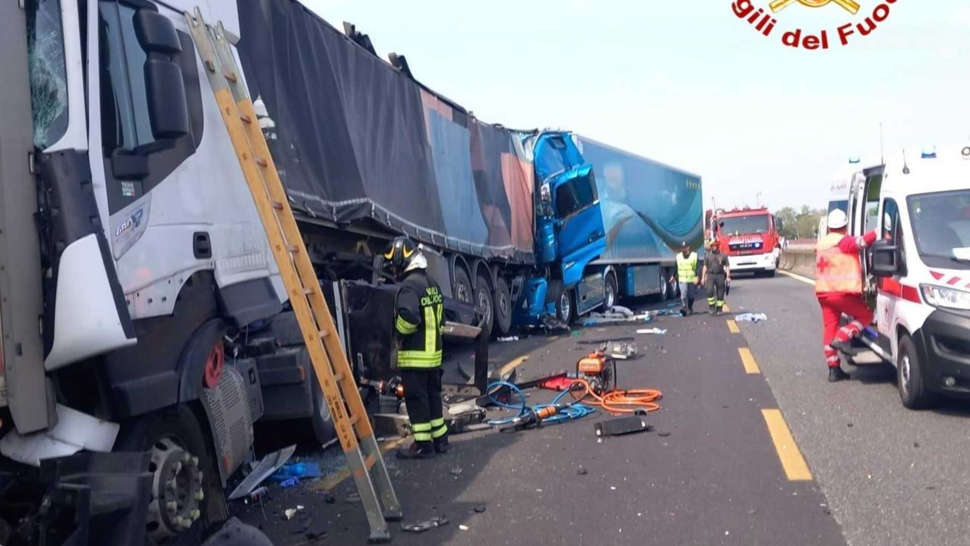 Scontro tra cinque tir in autostrada, lunghe code durante i soccorsi