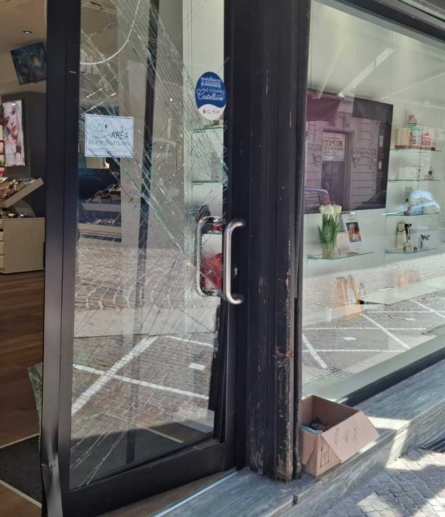 Spaccata e razzia di creme e profumi. Ladri in fuga e refurtiva abbandonata