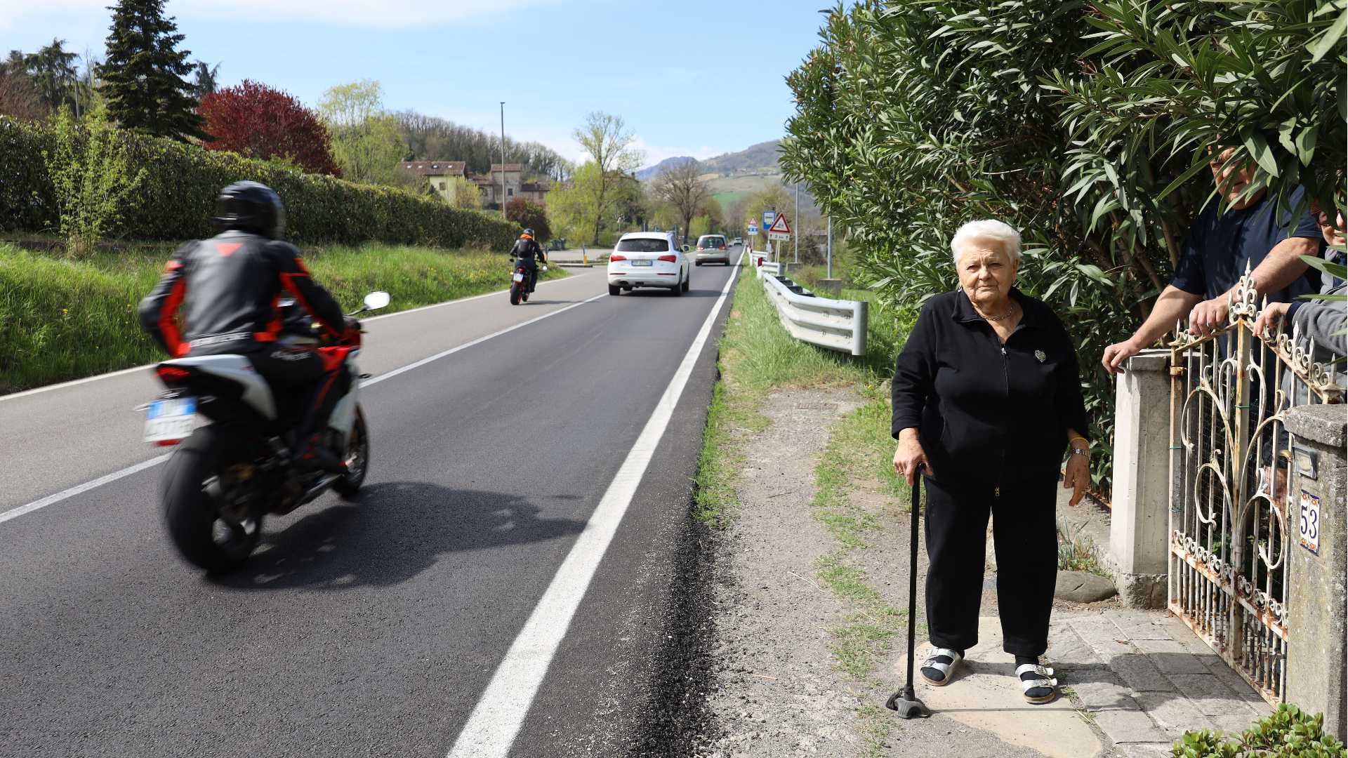 Erminia Moia davanti alla sua casa sulla Statale 45 a Cisiano - © Libertà/Pietro Zangrandi
