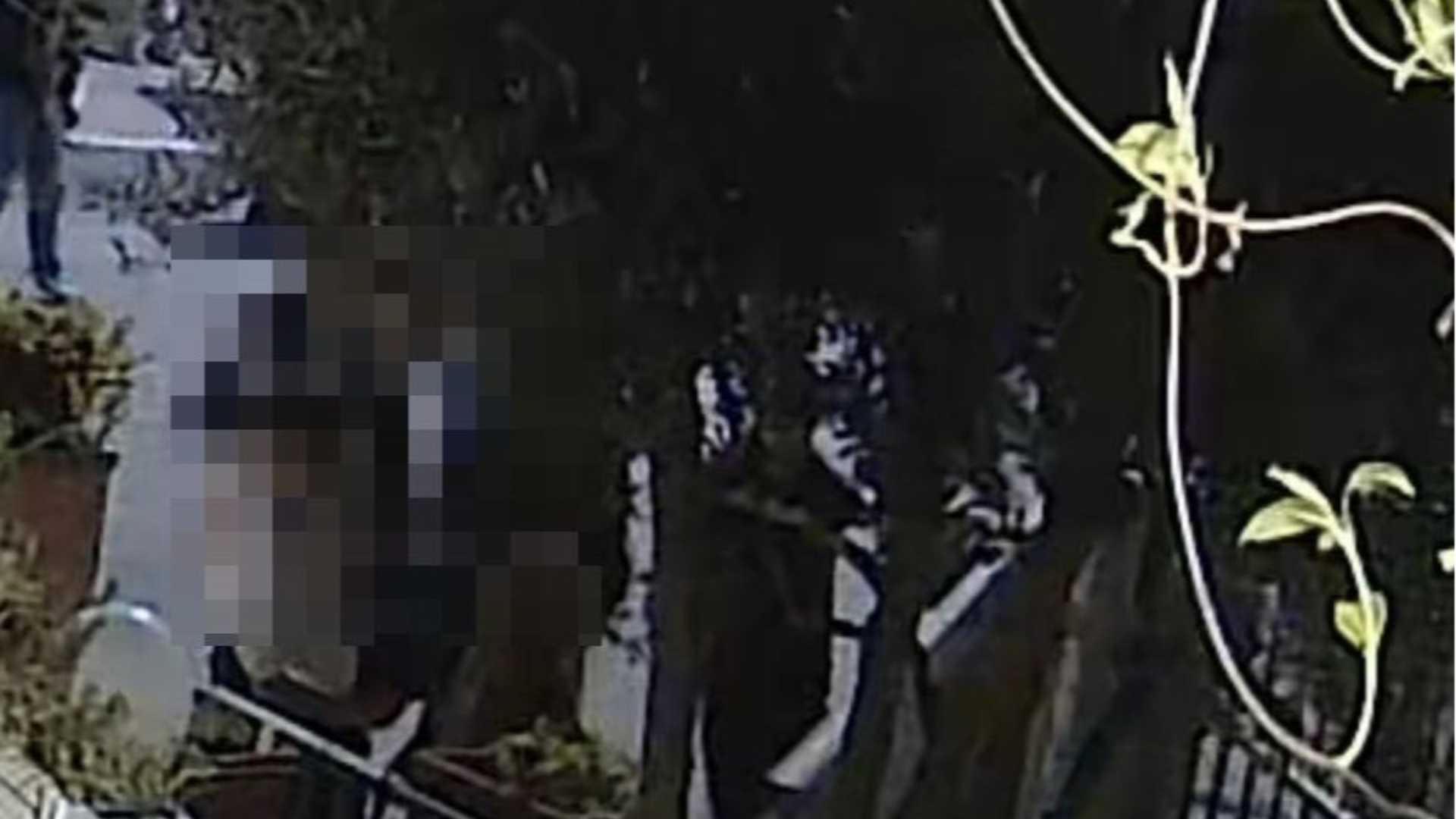 Trenta giovani nel cortile privato: «Andatevene». E loro la insultano