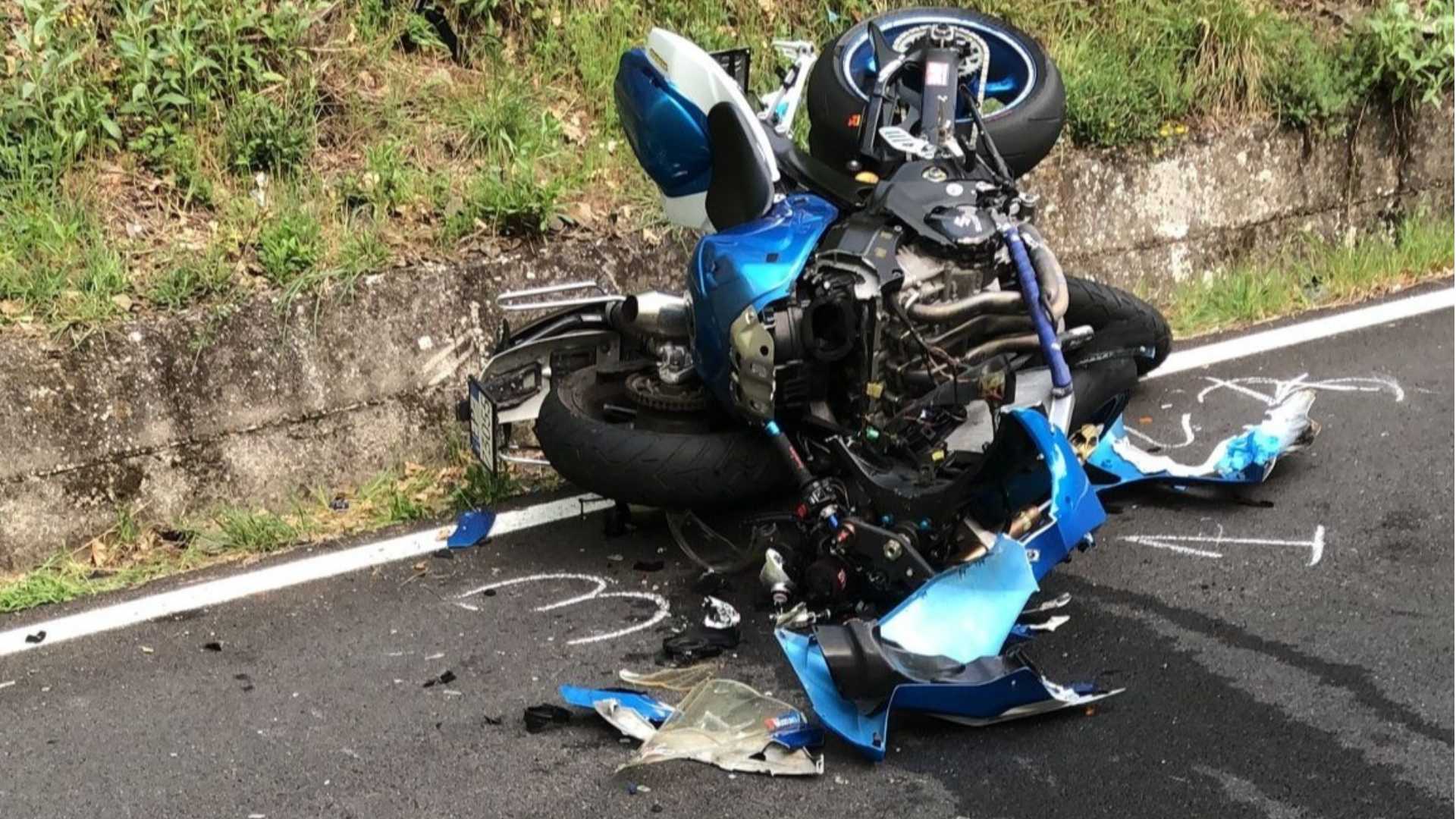 La moto distrutta dopo l'impatto contro il muretto laterale alla Statale 45 presso la casa Cantoniera in territorio di Cortebrugnatella