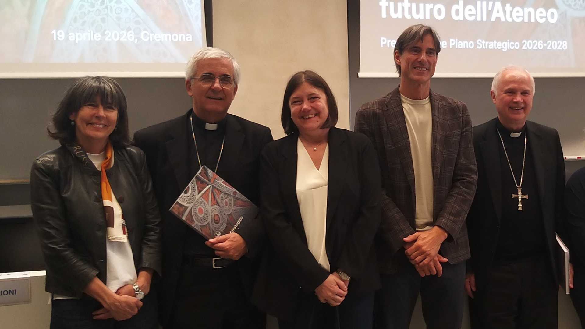 Da sinistra, il prorettore vicario Anna Maria Fellegara, monsignor Antonio Napolioni (vescovo di Cremona), il magnifico rettore Elena Beccalli, Ruggero Rabaglia (Barilla) e monsignor Claudio Giuliodori, assistente ecclesiastico generale