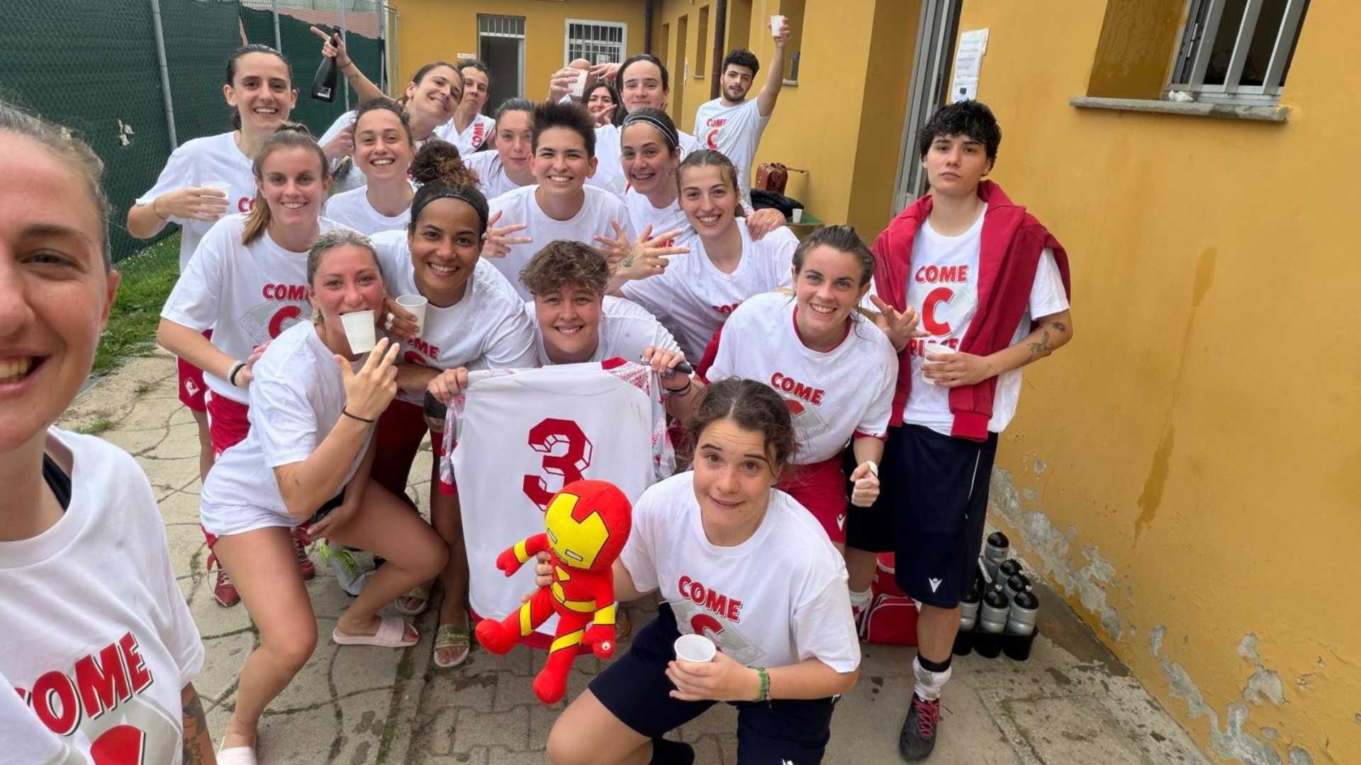 Selfie di gruppo per festeggiare la promozione in Serie C per il Piacenza femminile
