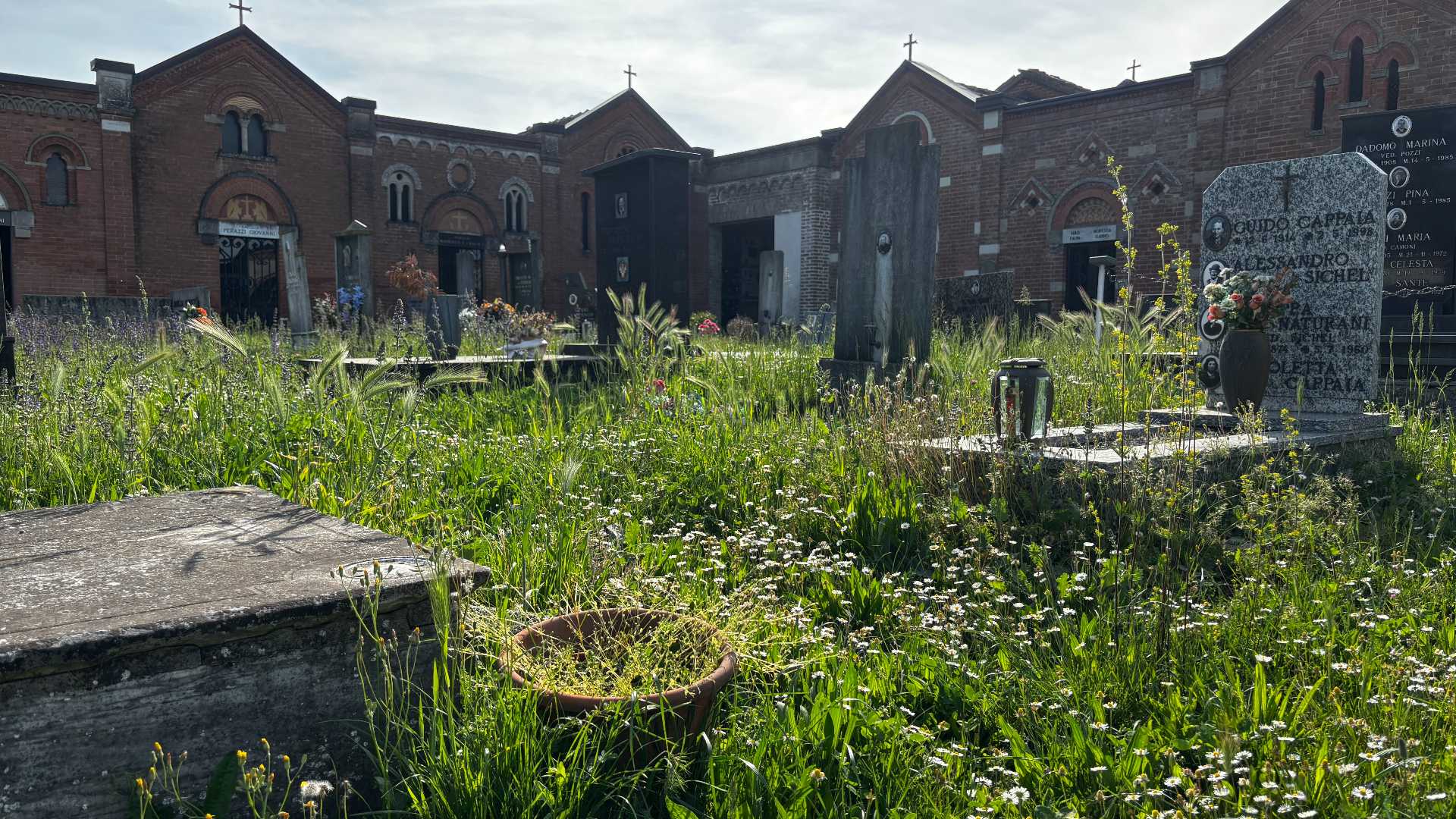 Vigolo, degrado al cimitero. «I nostri cari non lo meritano»