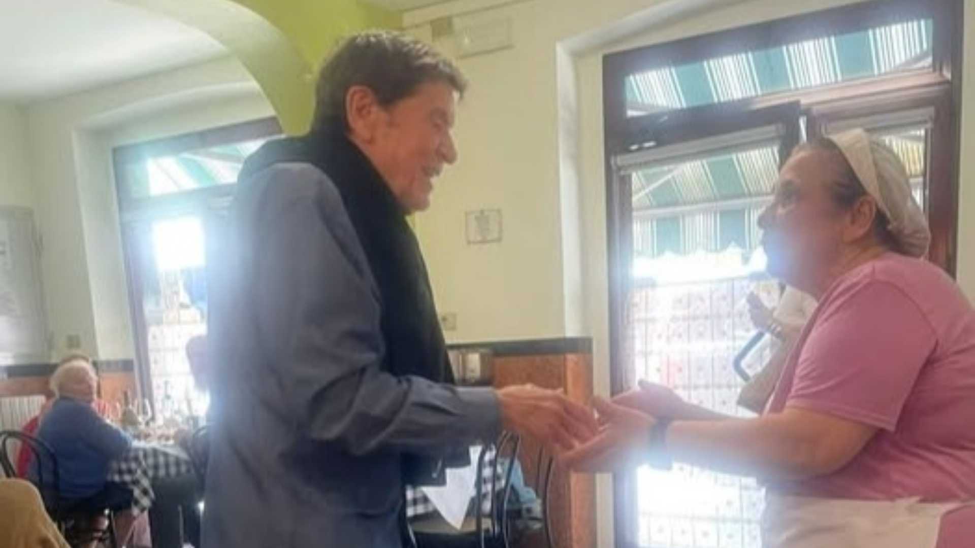 Gianni Morandi nel ristorante trattoria Mercato  di piazza Olubra a Castel San Giovanni