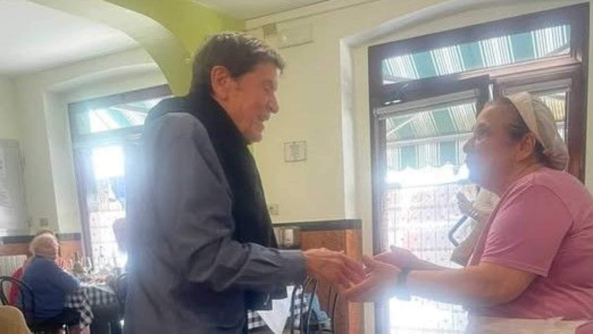 «Pronto. Sono Gianni Morandi, avete un tavolo libero?»