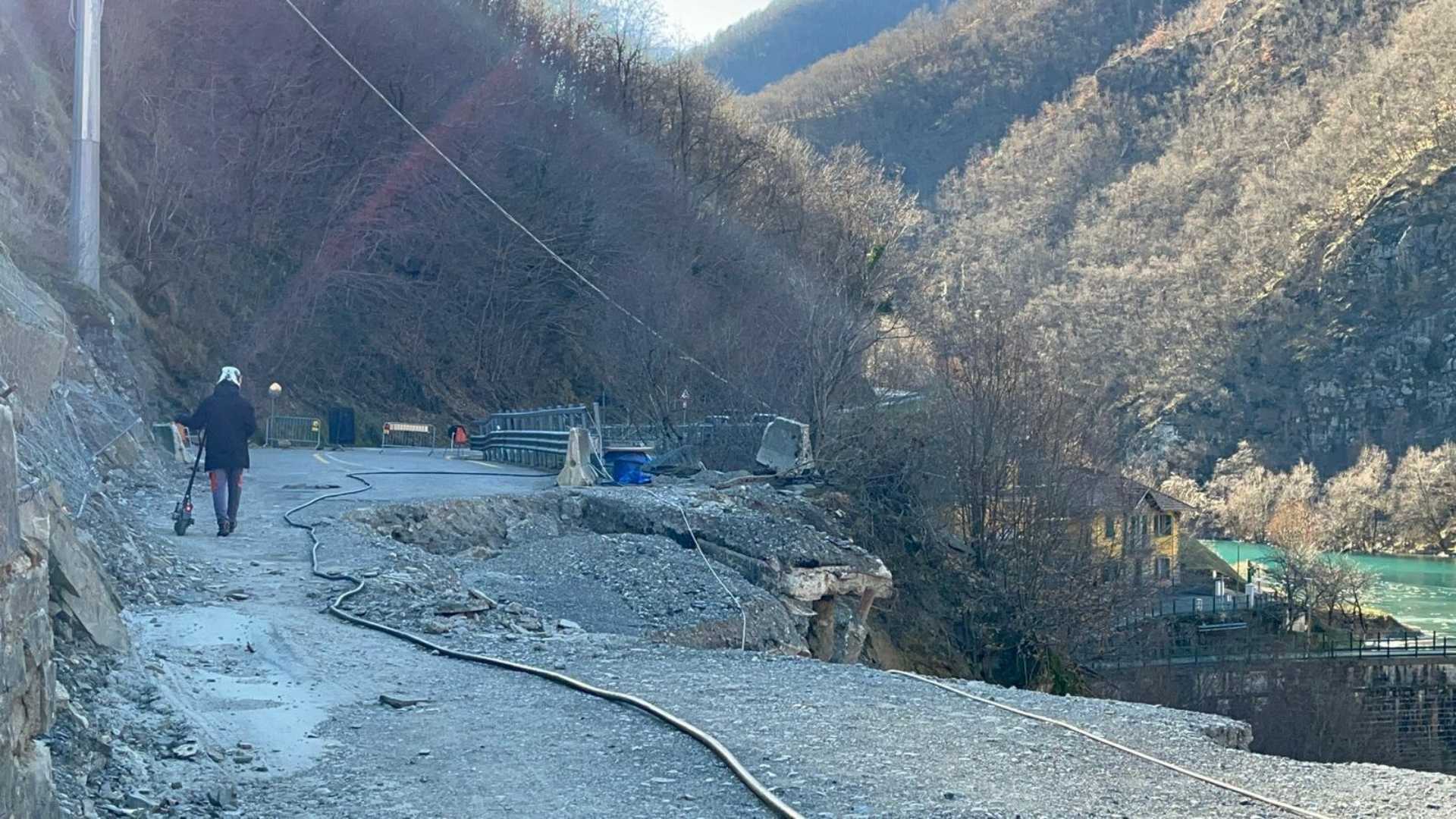 Ferriere: Claudio Spadoni Andreani attraversa la strada franata con monopattino a mano