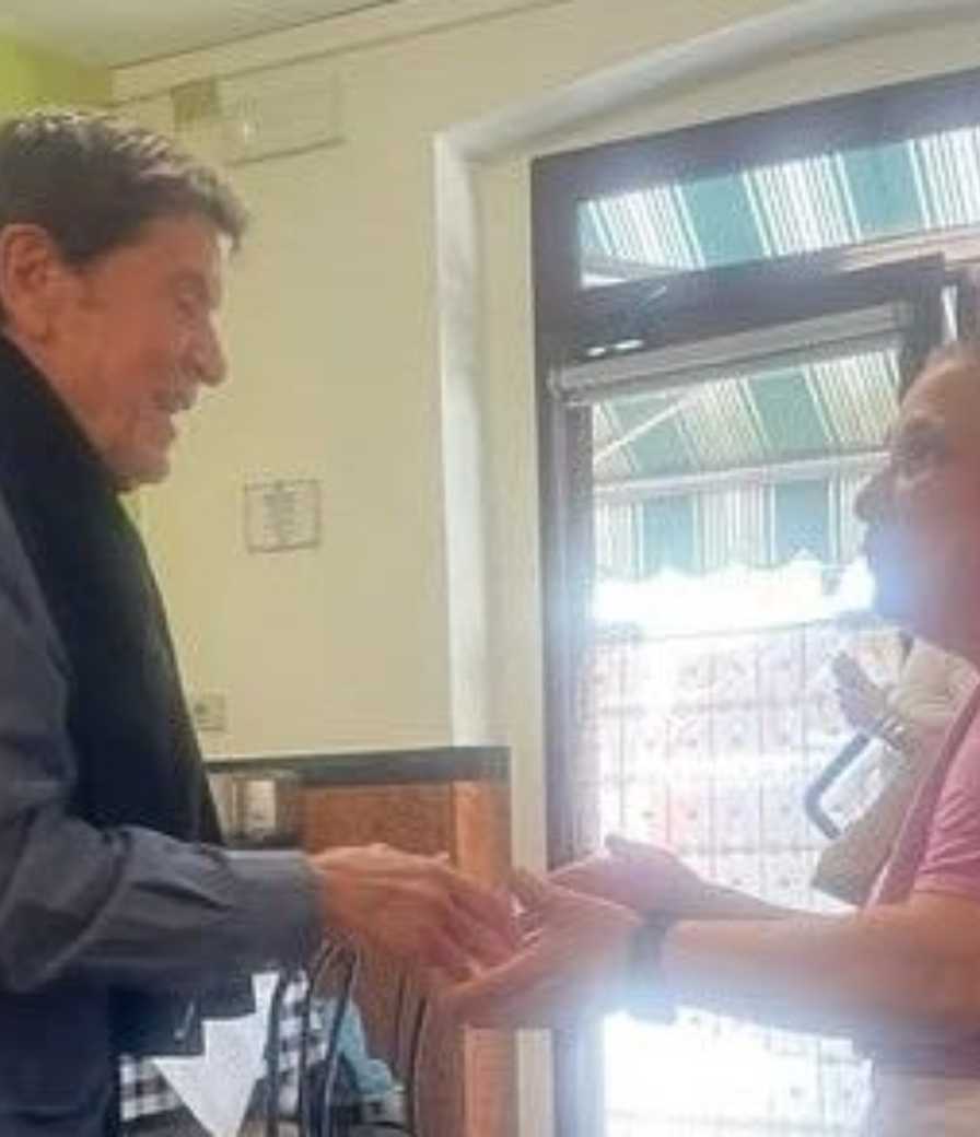 «Pronto. Sono Gianni Morandi, avete un tavolo libero?»