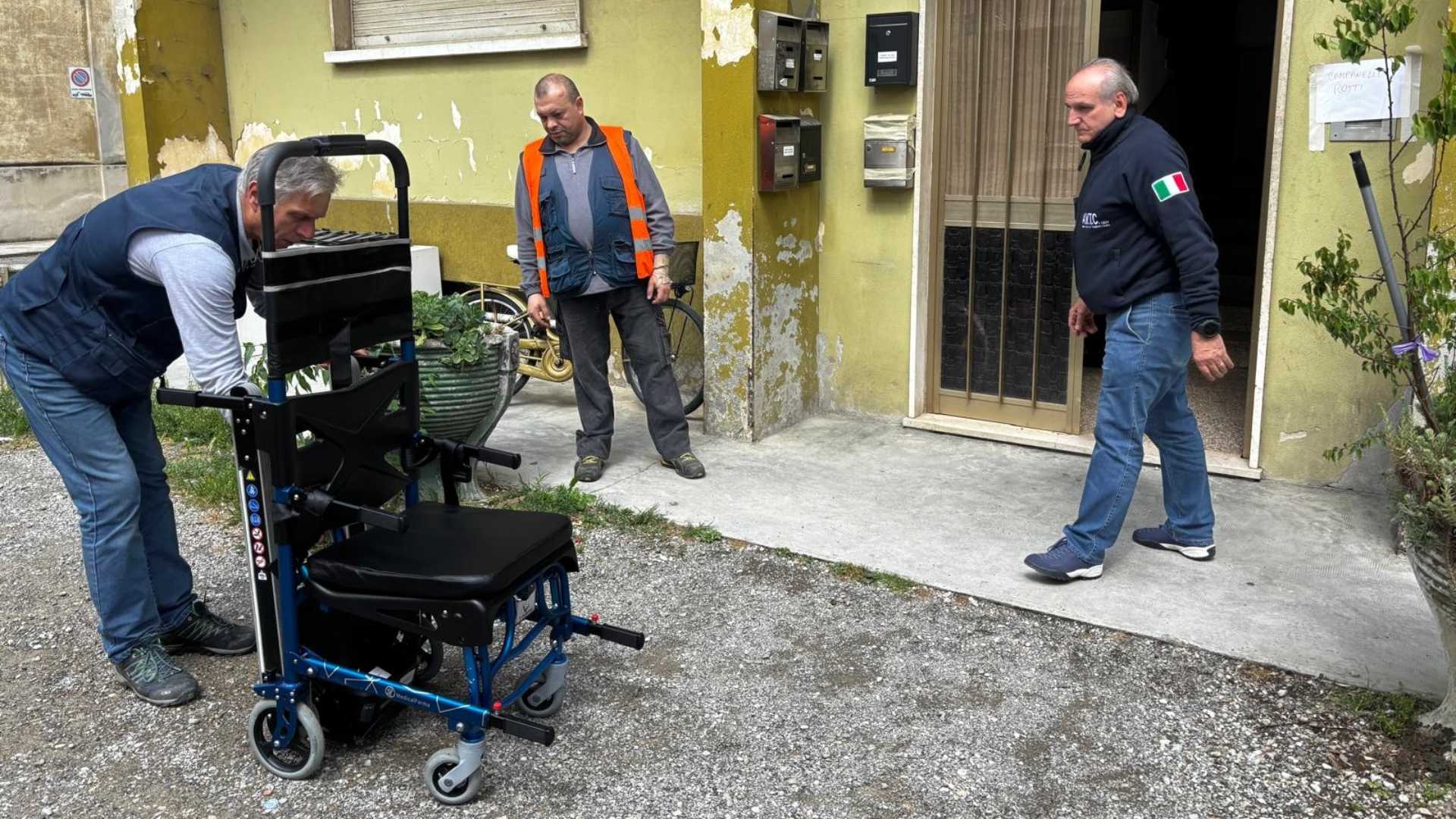 I volontari di Cadeo a Fiorenzuola con la sedia montascale che doneranno alla famiglia Hashad - © Libertà/Federica Duani