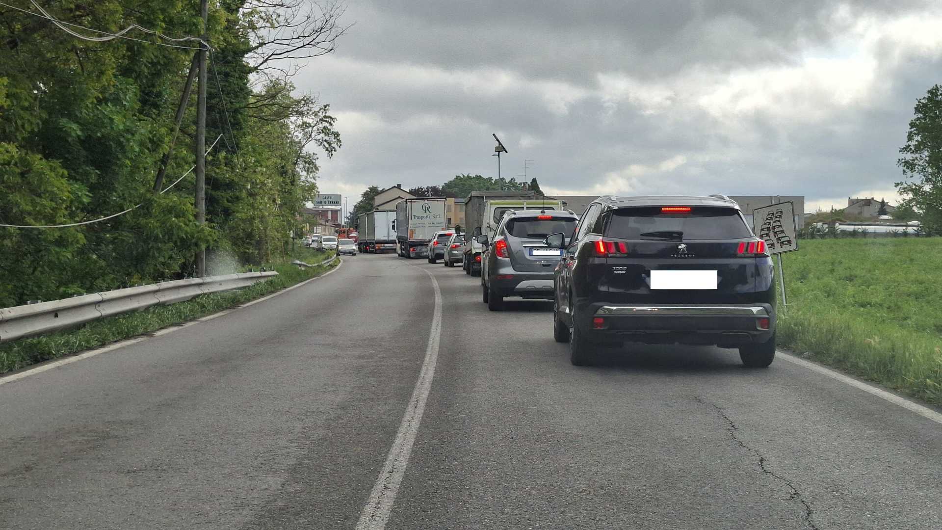 Cantiere sulla statale 10 a Castello, lunghe code e malumori tra gli automobilisti