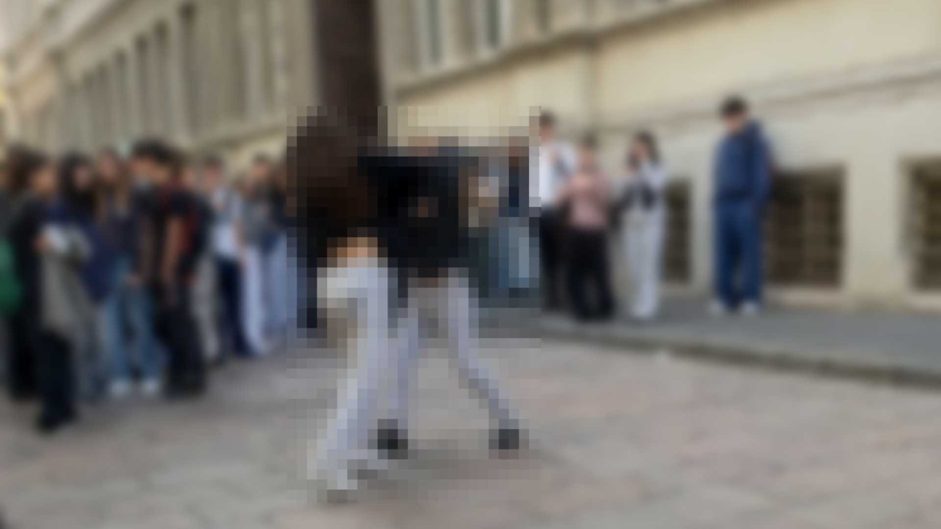 Botte fra ragazze per motivi di cuore, intorno ridono e filmano