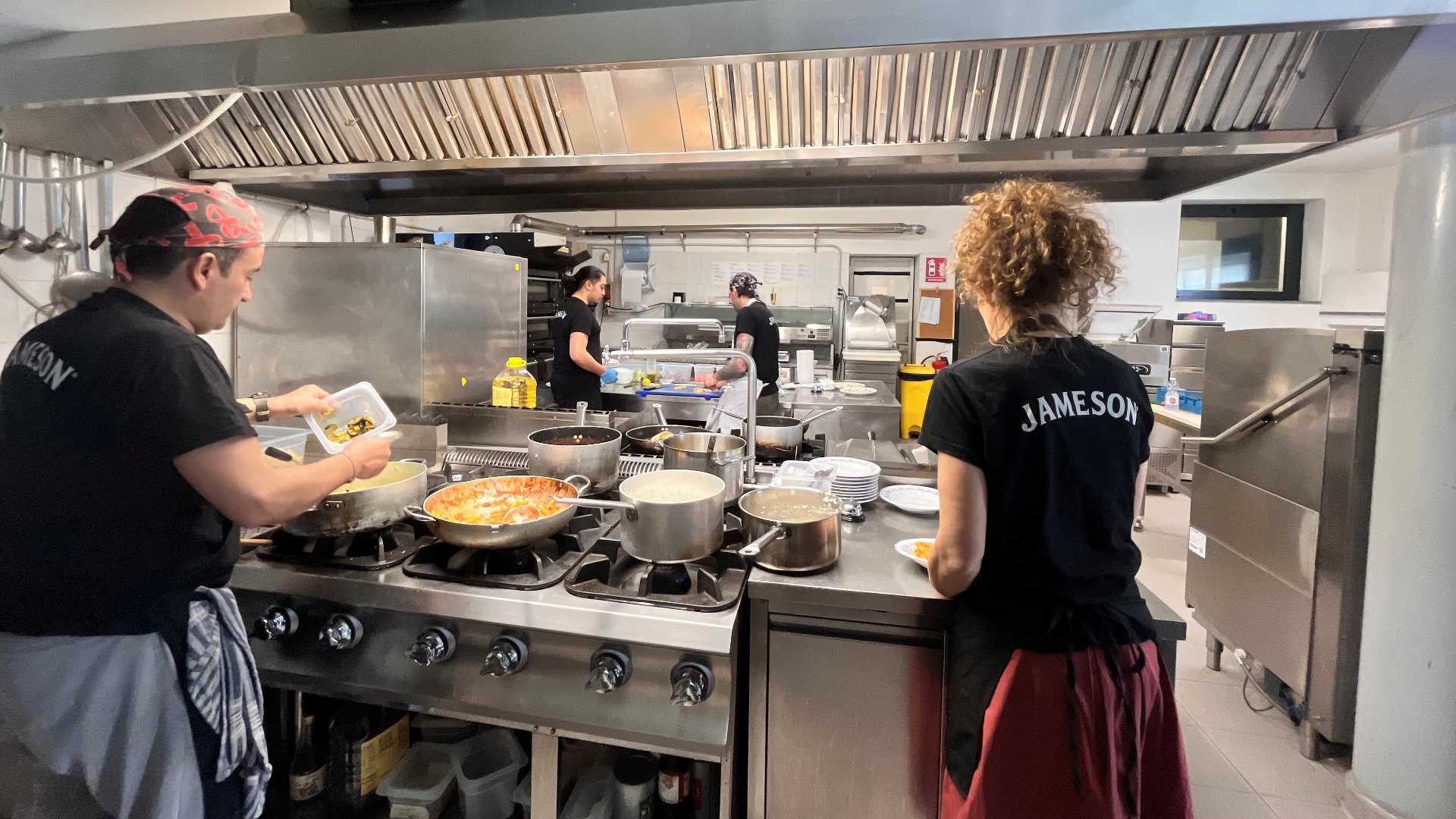 La cucina della trattoria e pizzeria sociale “Buontempo” al lavoro, all’ora di pranzo