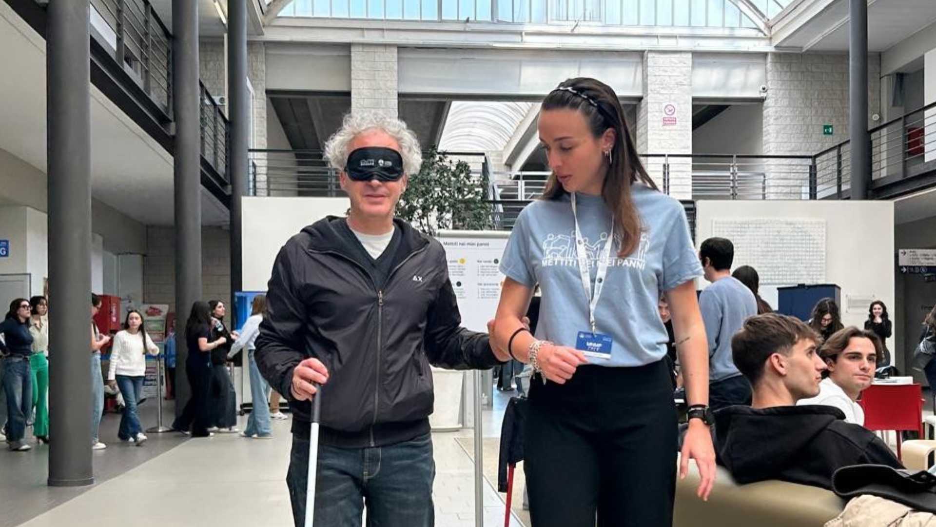 Filippo Lezoli nei panni di un ipovedente