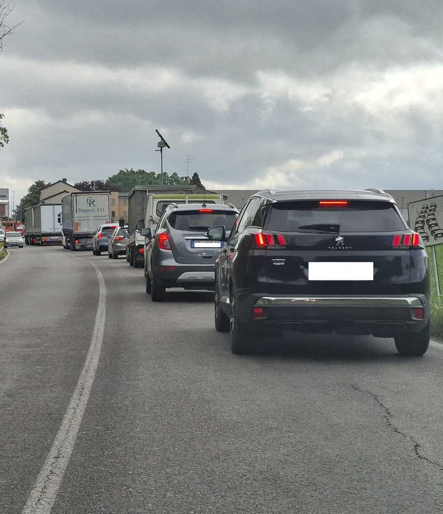 Cantiere sulla statale 10 a Castello, lunghe code e malumori tra gli automobilisti