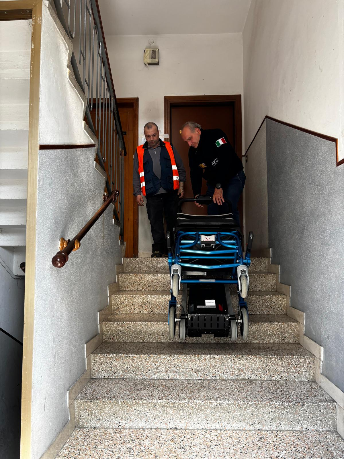 Un volontario mostra il funzionamento della carrozzina cingolata (foto Duani)