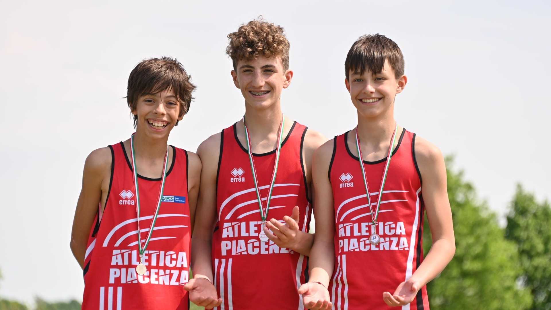 Al centro, sul podio del salto in alto, Milo Perotti