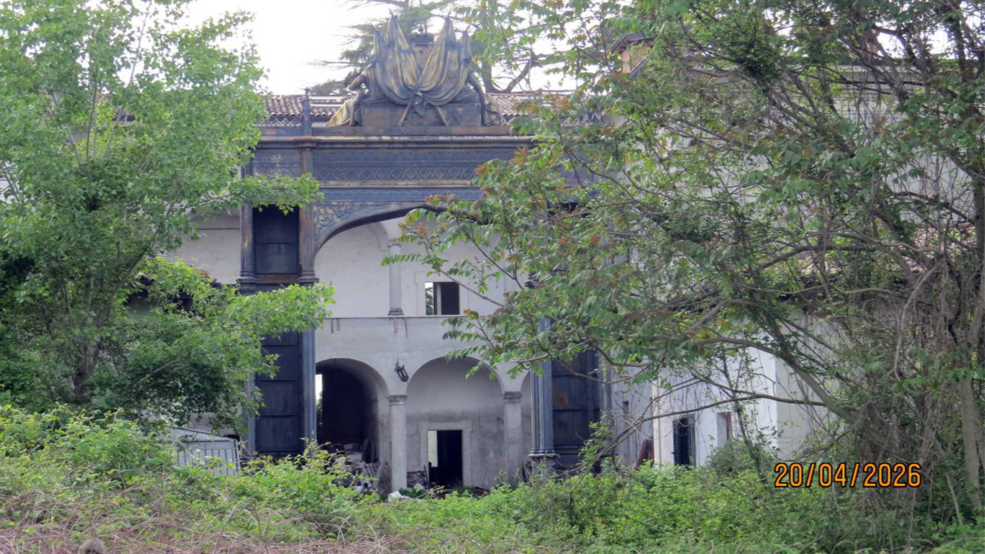 Il portale ferroviario nel giardino di Villa Ranza a Carpaneto