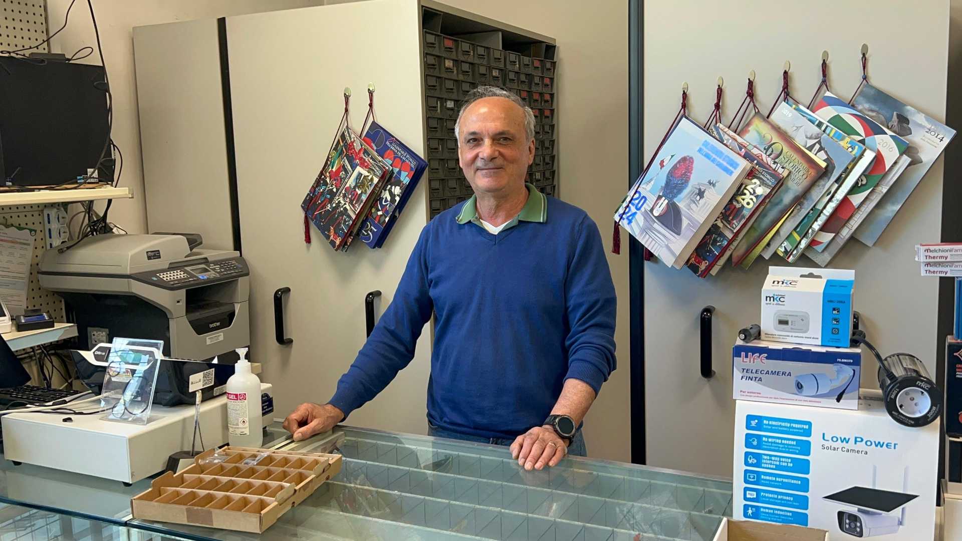 Gabriele Morsia nel suo negozio