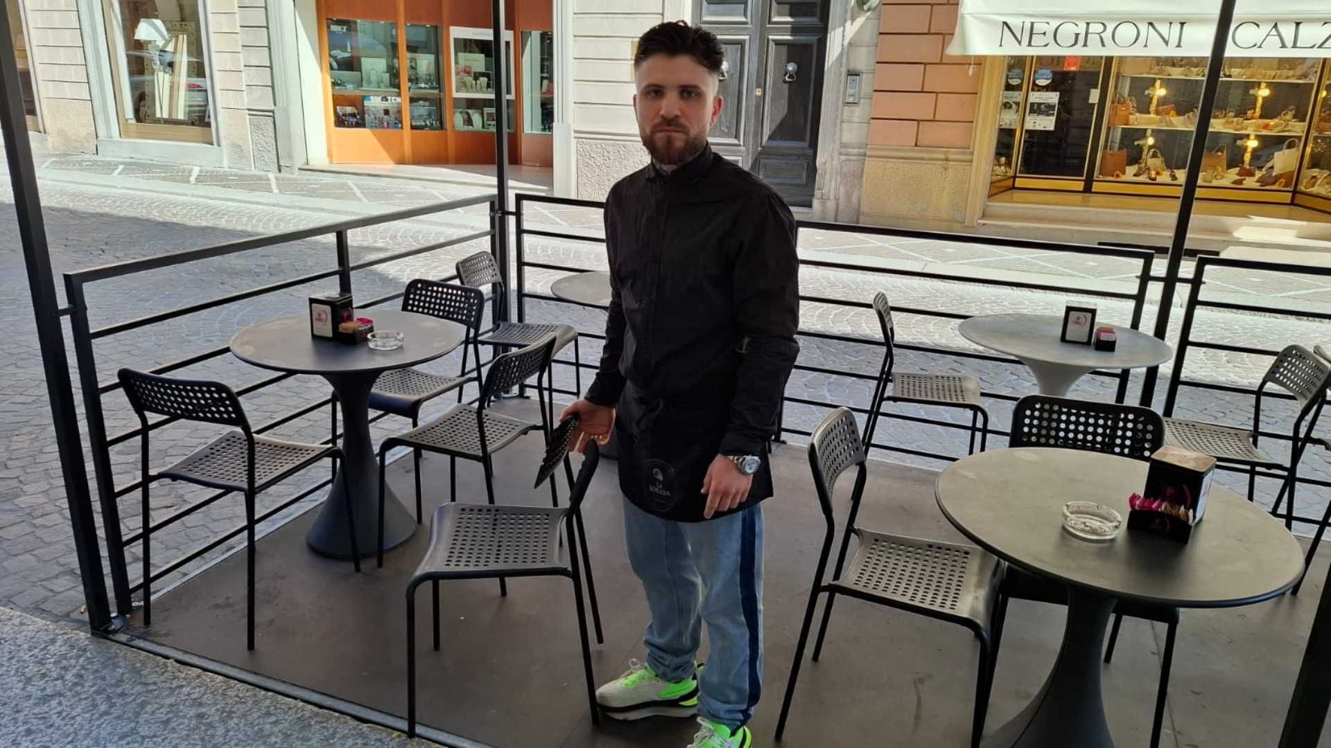 Il titolare Filippo Ettore nel dehors del bar La Sonada - FOTO MILANI