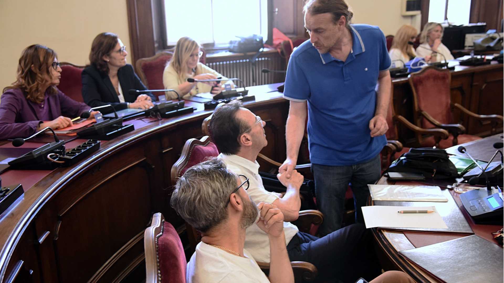 Il sondaggio segreto e la civica a sinistra per dividere ApP