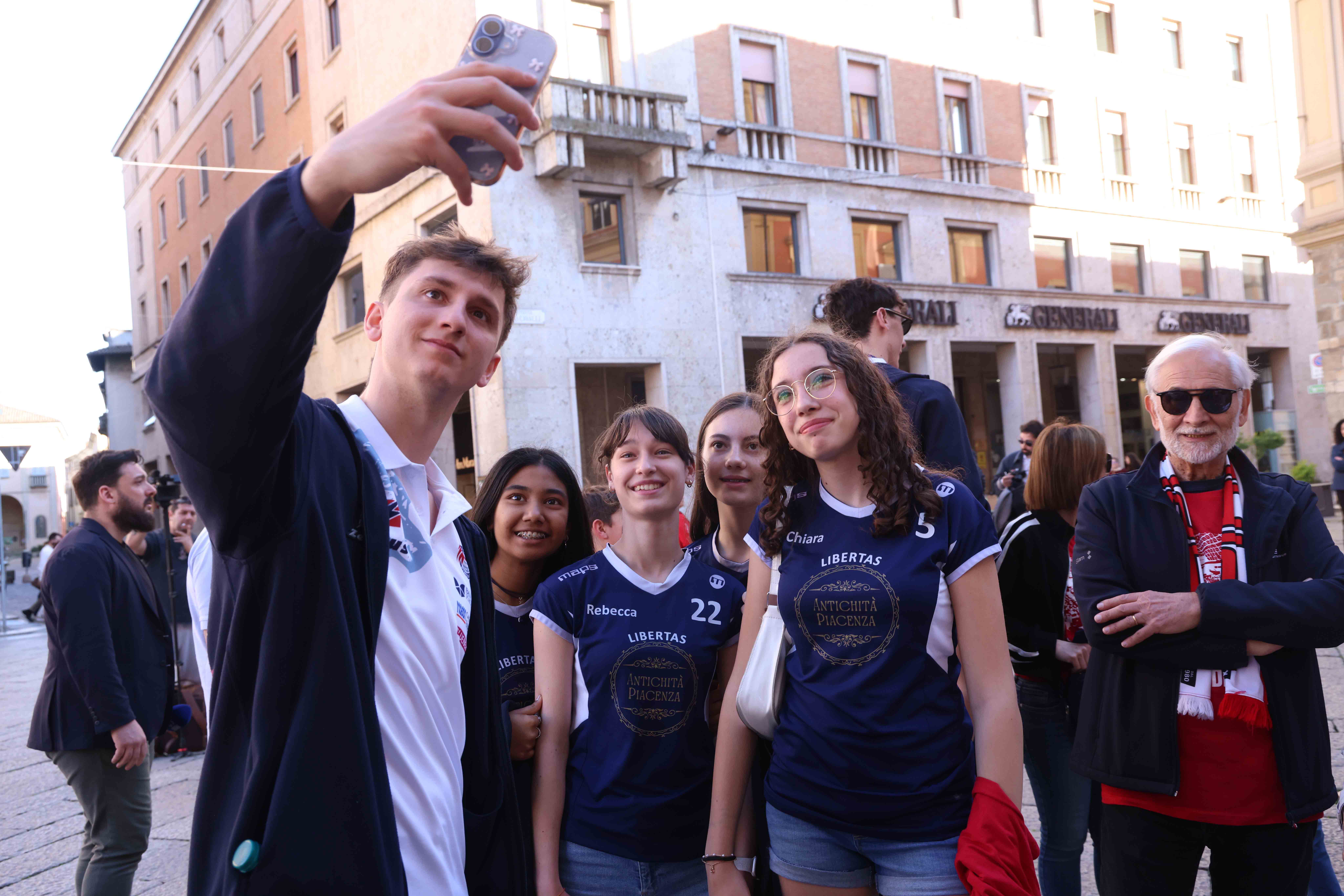 gas sales festa in piazza cavalli ( foto cavalli ) porro