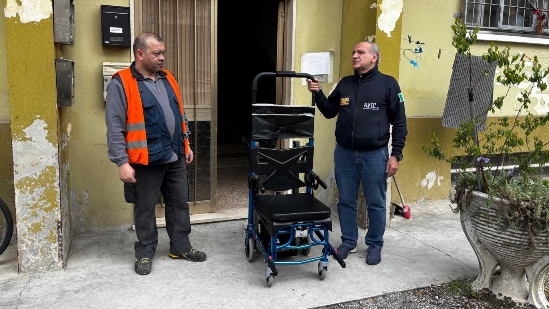 La consegna della carrozzina motorizzata per salire le scale - Foto DUANI