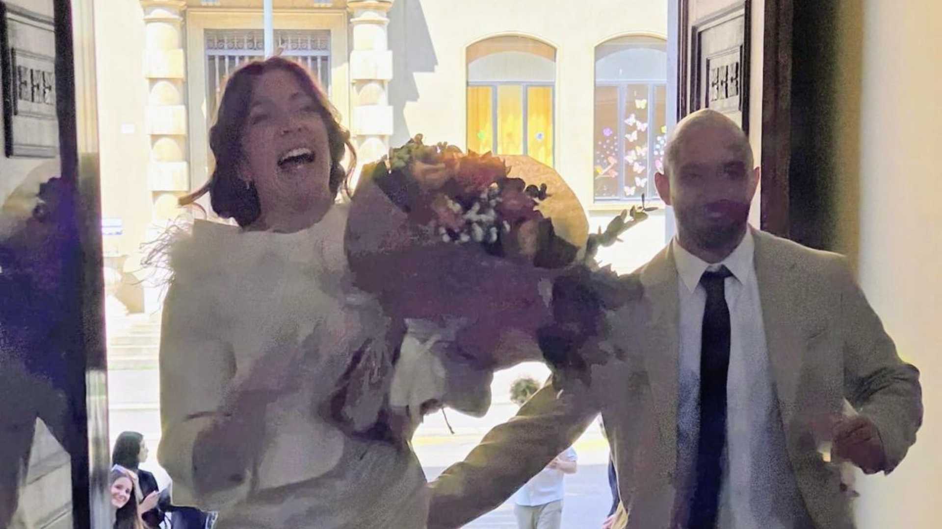 L’ingresso dei due neosposi nell’atrio dell’istituto Romagnosi