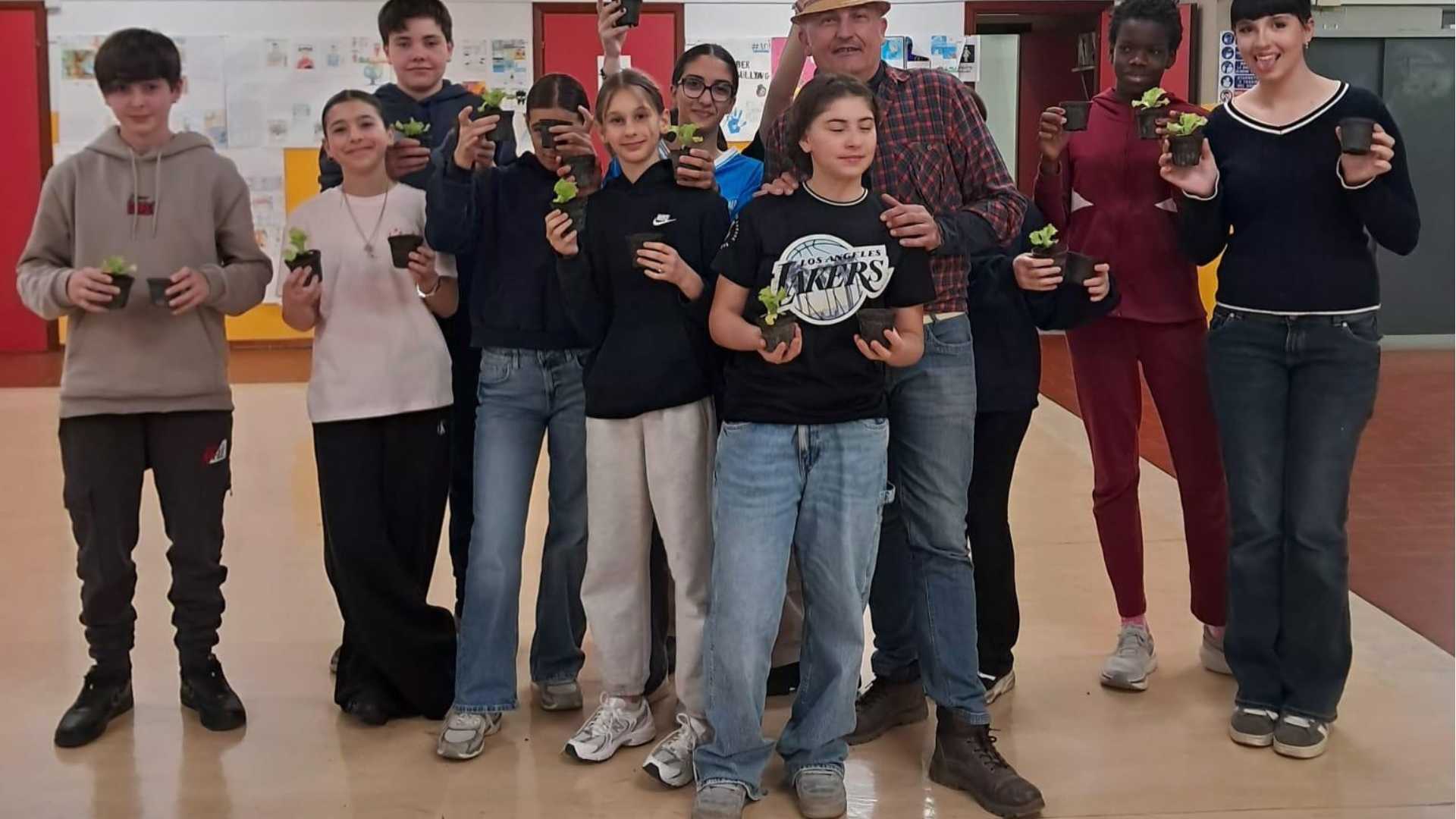 L'attività a scuola con l'artigiano della bicicletta, l'imprenditore agricolo, l'estetista e il barman