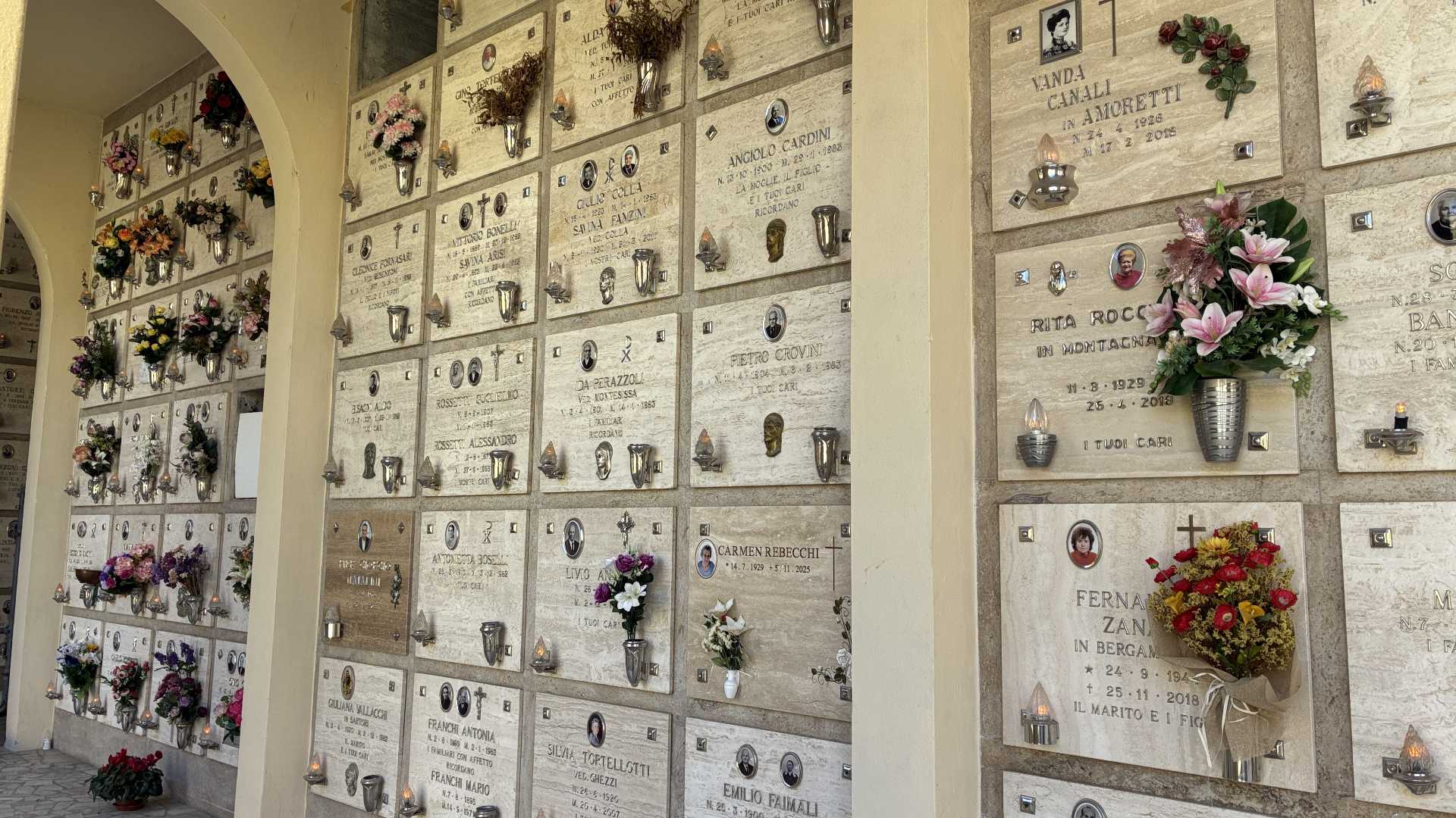 Alcuni loculi senza fiori e luci