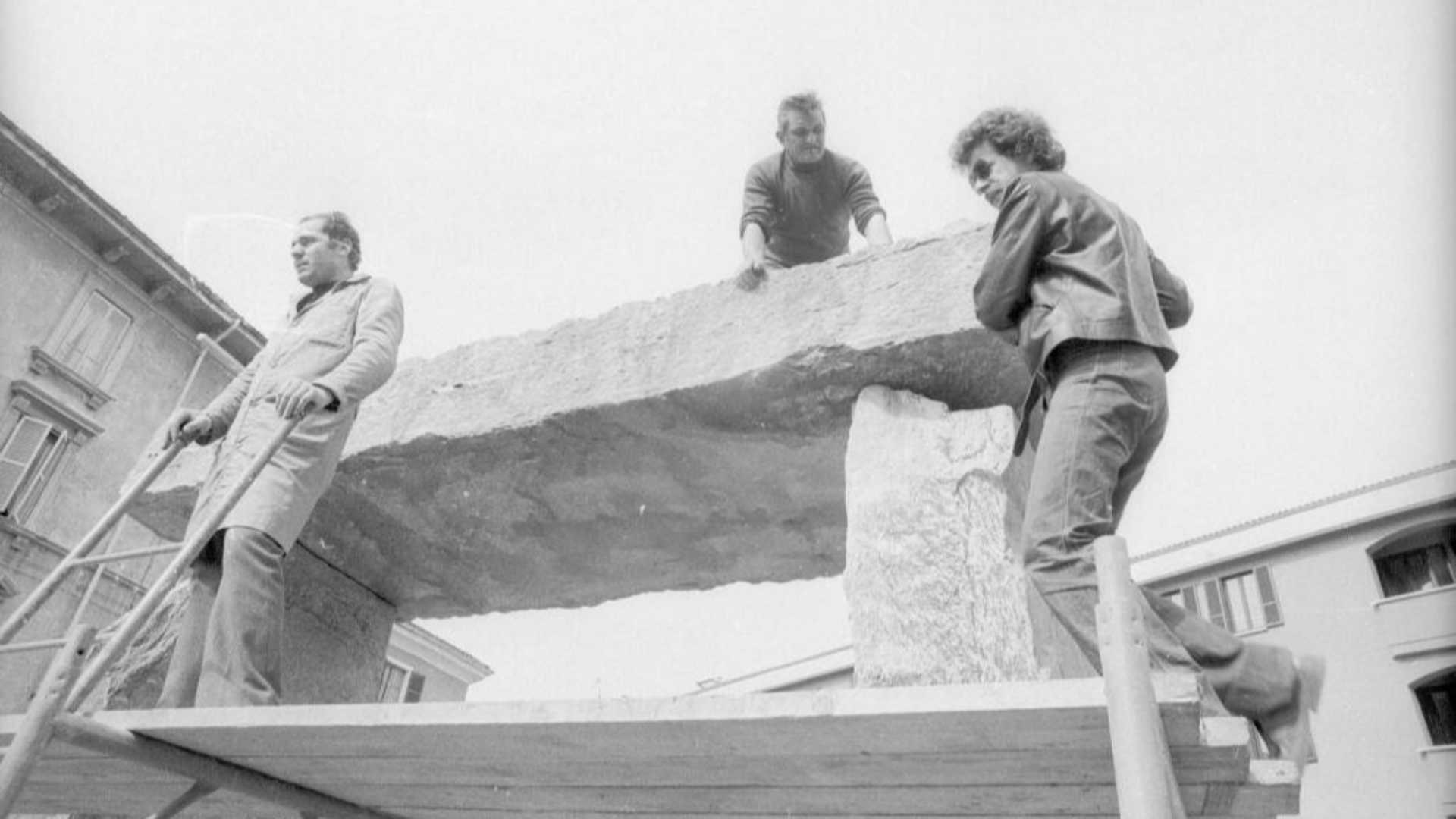 La posa del Dolmen di William Xerra