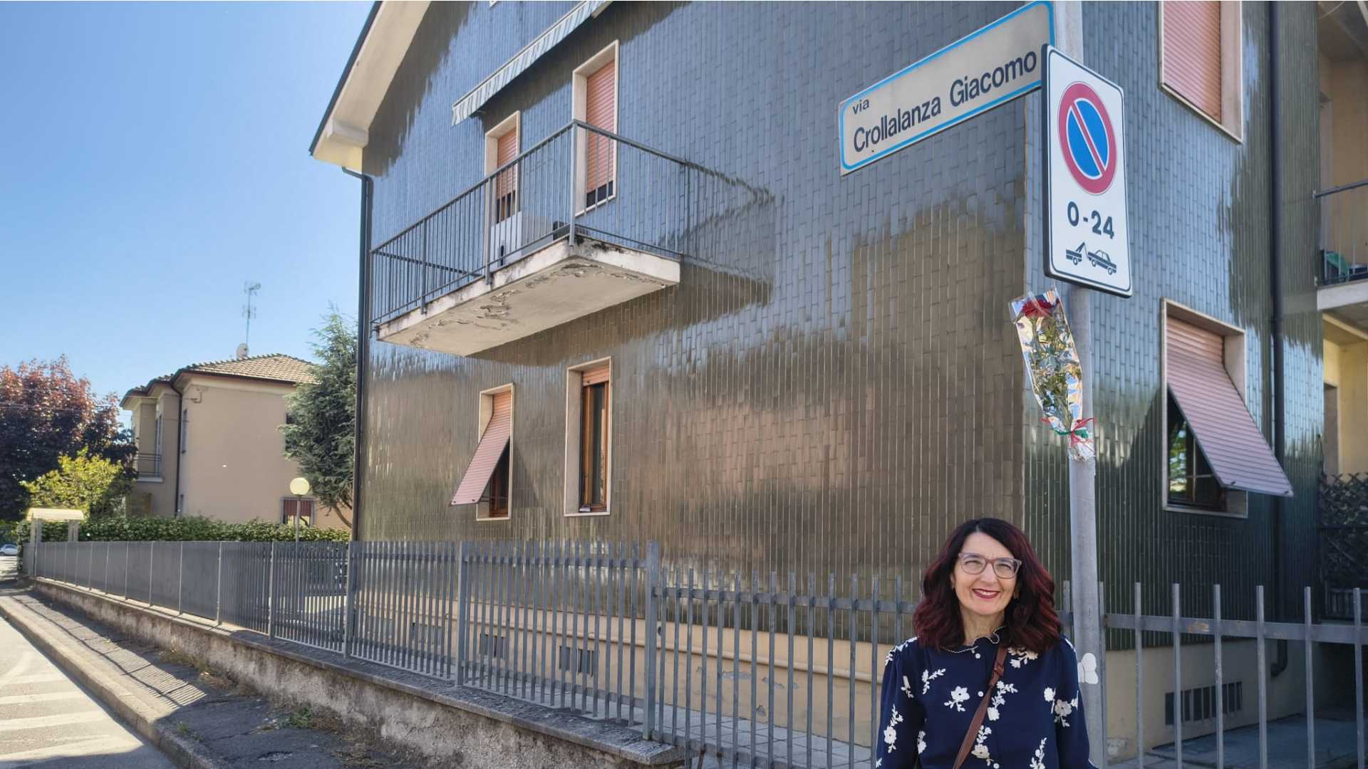 La presidente dell’Anpi cittadino Giulia Piroli rende omaggio alla via dedicata al partigiano Giacomo di Crollalanza
