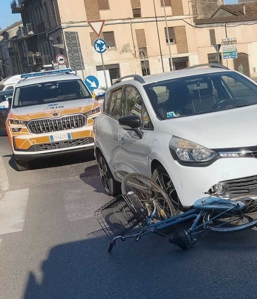Auto contro bici a Castelsangiovanni: ferito un 80enne