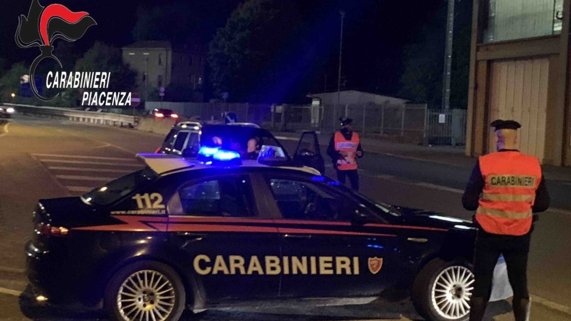 Un Suv rubato sfreccia nella notte, poi la fuga nei campi: 23enne denunciato