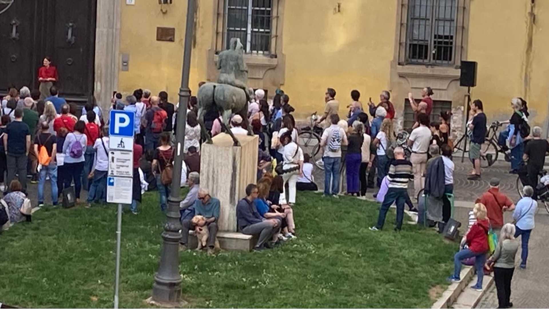 La tappa davanti alla prefettura - © Libertà/Ermanno Mariani