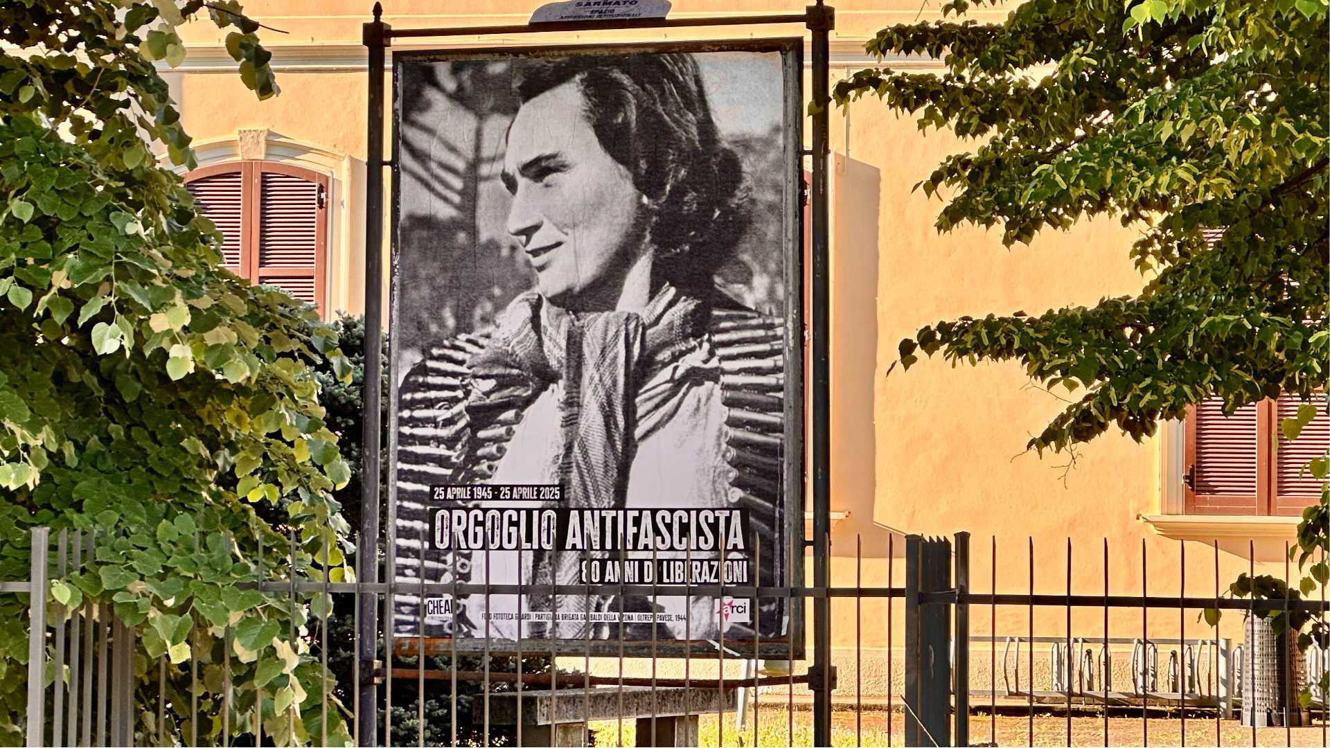 Uno dei manifesti esposto nel cortile delle scuole medie di Sarmato