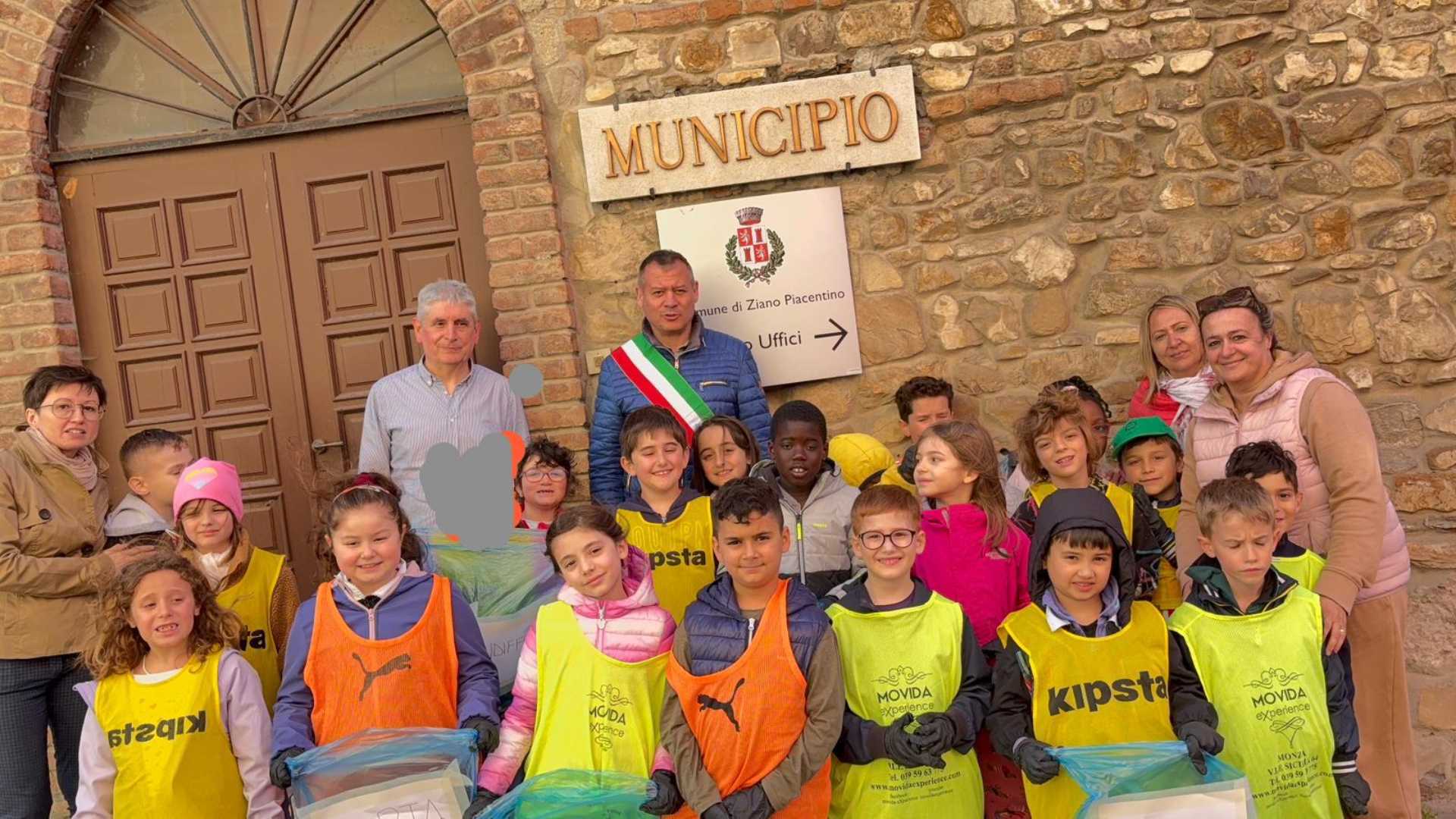 Spazzini per un giorno, a Ziano i bambini puliscono le vie del paese