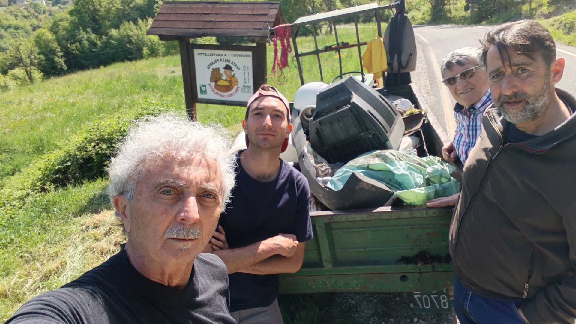 Da sinistra, Maurizio Galvani, Giacomo Rossetti, Rodolfo Bragoli e Gigio Carinci lungo la Sp 72 Foto DUANI